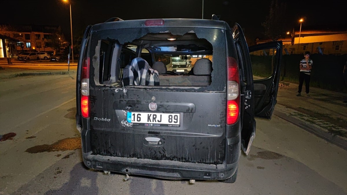 Bursa'nın İnegöl ilçesinde, seyir halindeki hafif ticari araca düzenlenen silahlı saldırıda sürücü...