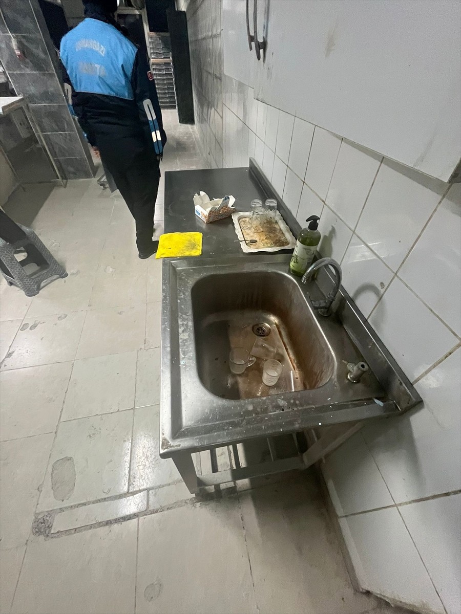 Bursa'nın Osmangazi ilçesinde ruhsatsız olduğu belirlenen yufka ve lavaş üretimi yapan iş yeri...