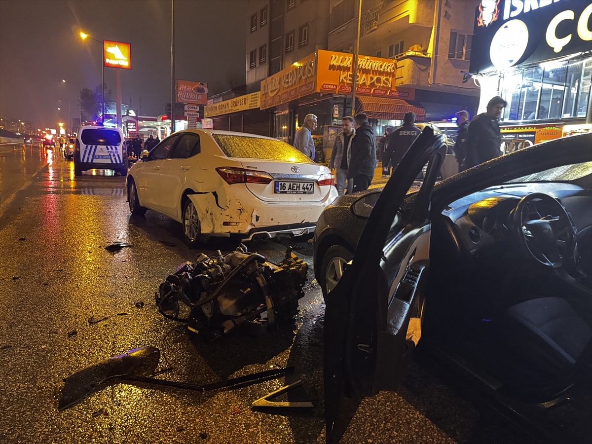 Bursa'nın Yıldırım ilçesinde 3 aracın karıştığı kazaya müdahale eden polis memuru, kamyonetin...