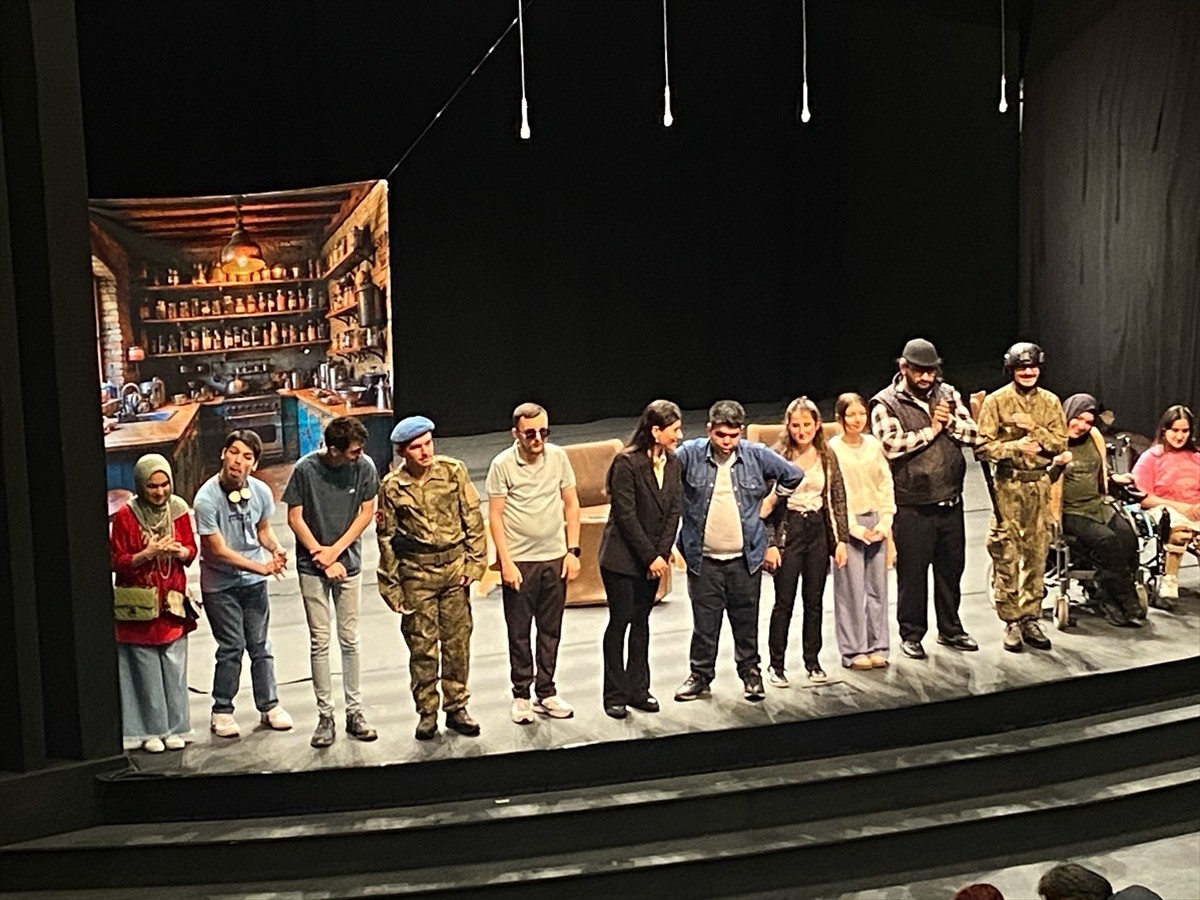 Bursa Kent Konseyi Engelliler Meclisi tarafından sahnelenen "Bavulun Laneti" oyunu sanatseverlerle...