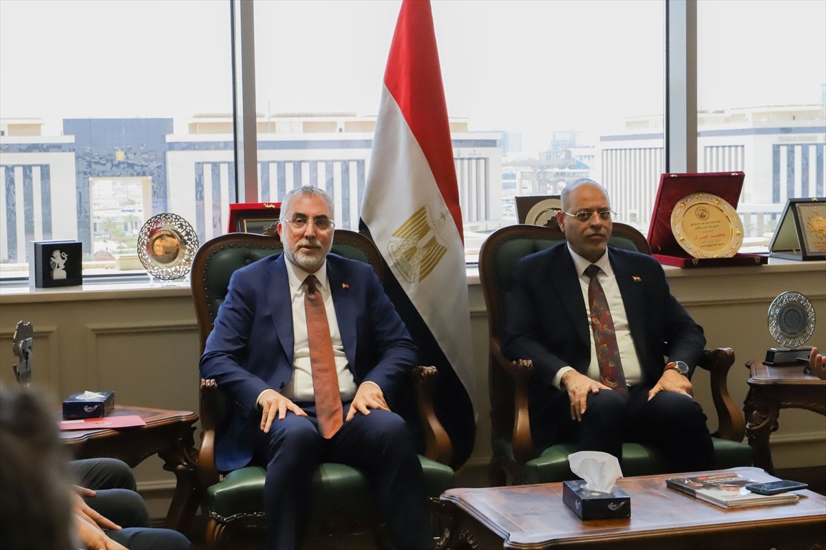 Çalışma ve Sosyal Güvenlik Bakanı Vedat Işıkhan, Mısır Çalışma Bakanı Muhammed Abdul Aziz Cebran...