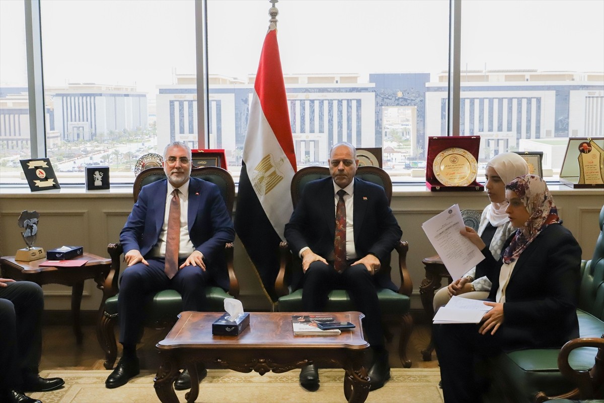 Çalışma ve Sosyal Güvenlik Bakanı Vedat Işıkhan, Mısır Çalışma Bakanı Muhammed Abdul Aziz Cebran...