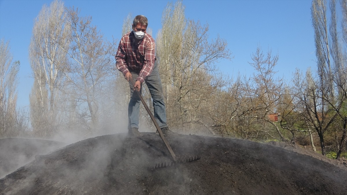 Çanakkale'nin Ayvacık ilçesinde babasından öğrendiği mangal kömürcülüğü mesleğini 35 yıldır...