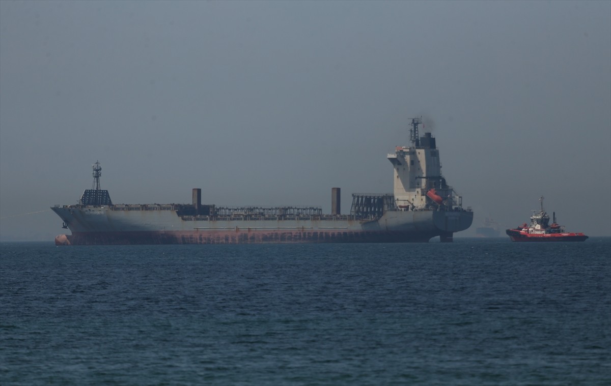 Çanakkale Boğazı'nda arızalanan gemi, Karanlık Liman Demir Sahası'na çekildi.