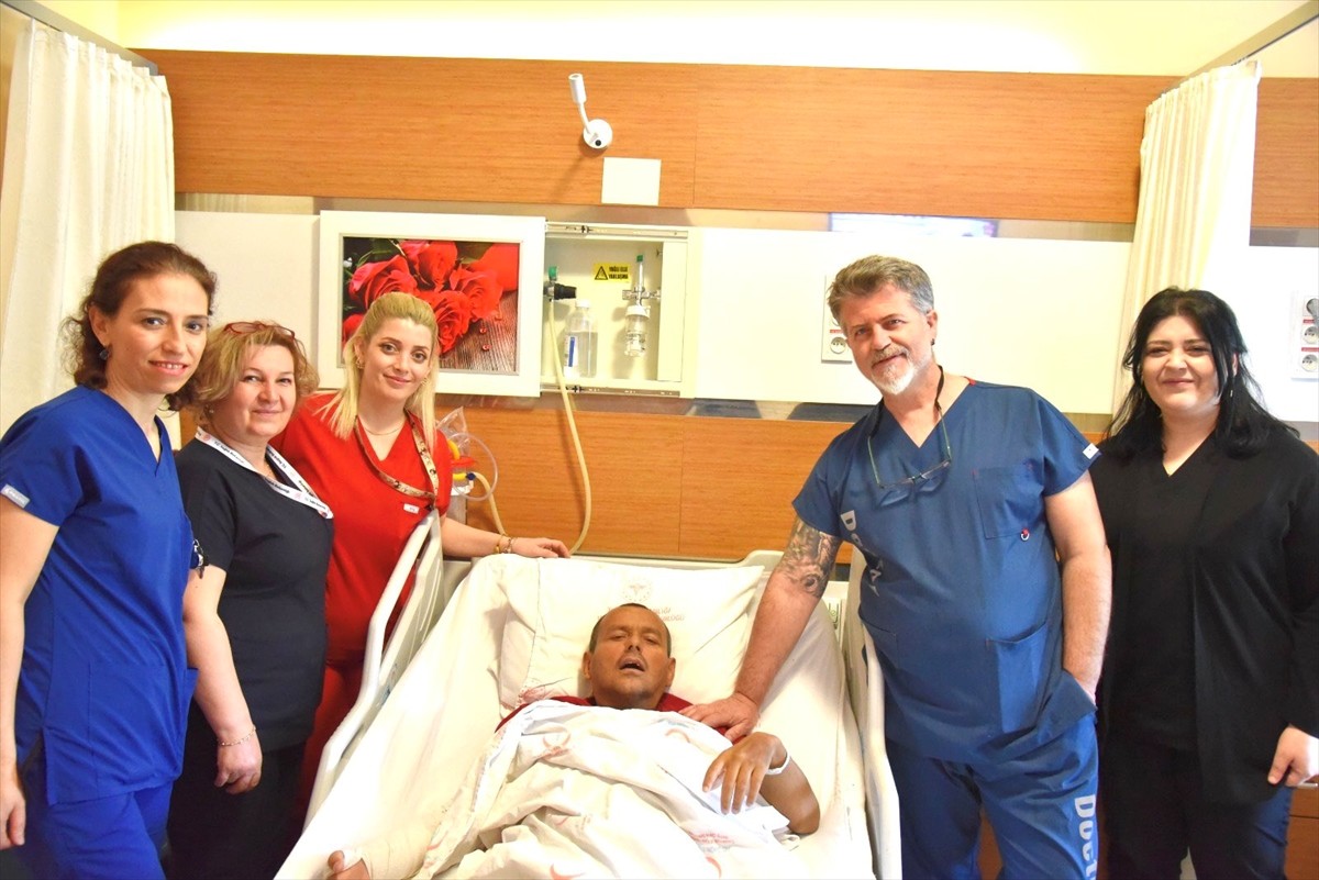 Çanakkale Mehmet Akif Ersoy Devlet Hastanesi'nde, 20 santimetre çapa ulaşan fistülde yırtık ve...