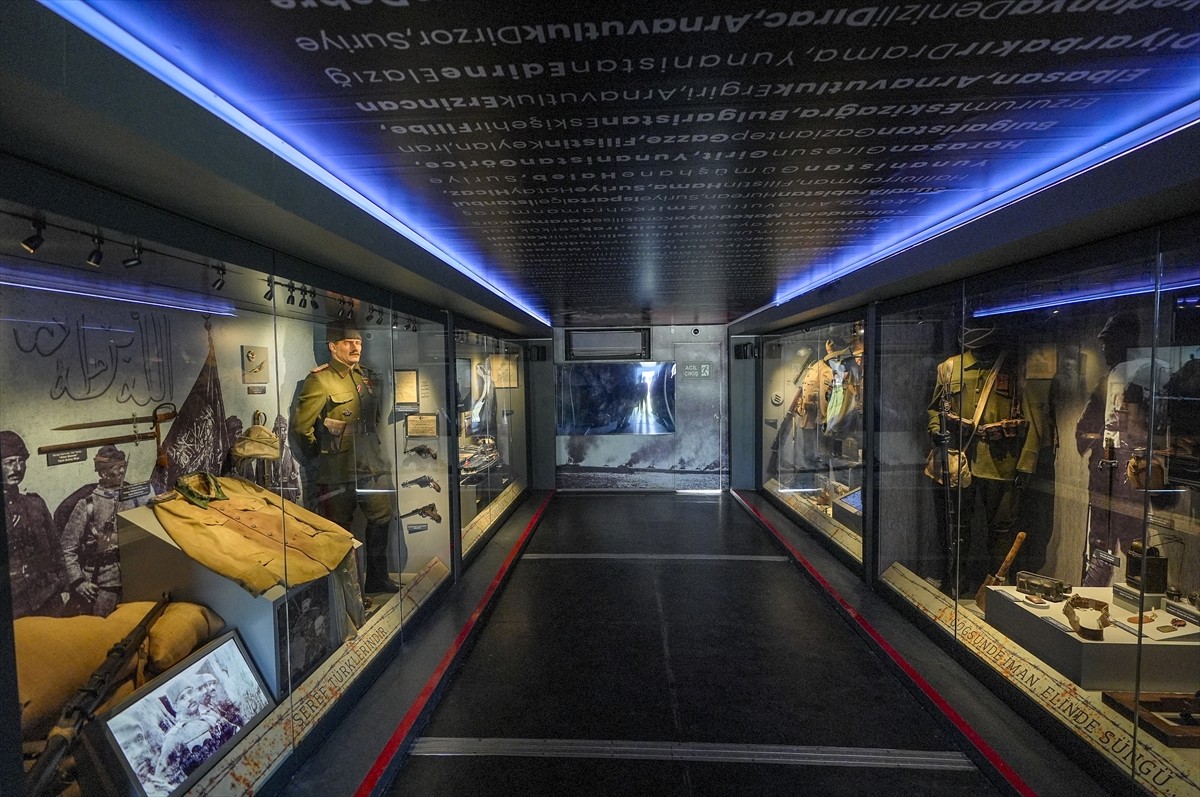 Çanakkale Savaşları'ndan kalma objelerin yer aldığı ve dijital gösterilerin sunulduğu "Çanakkale...