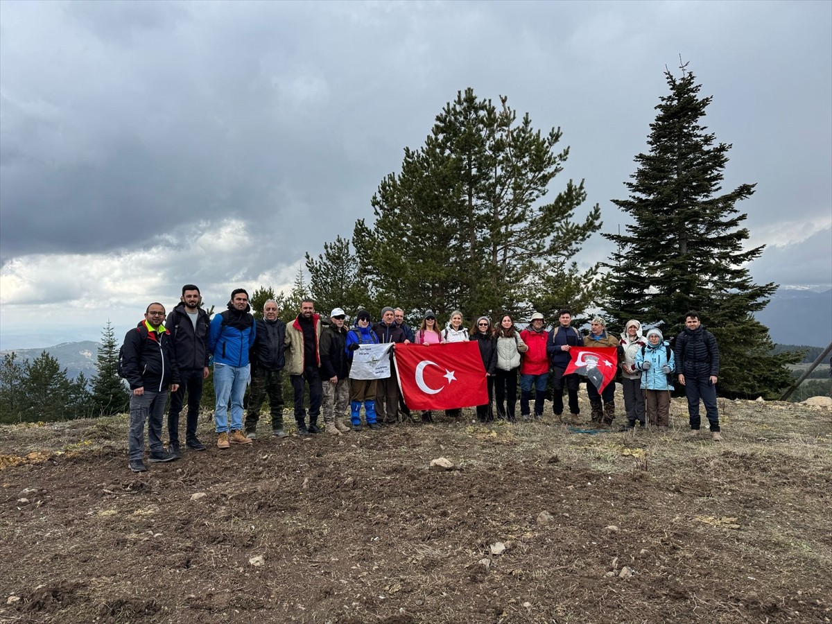 Çankırı'da 20 sporcu, 23 Nisan Ulusal Egemenlik ve Çocuk Bayramı dolayısıyla Ilgaz Dağı'nda "Milli...