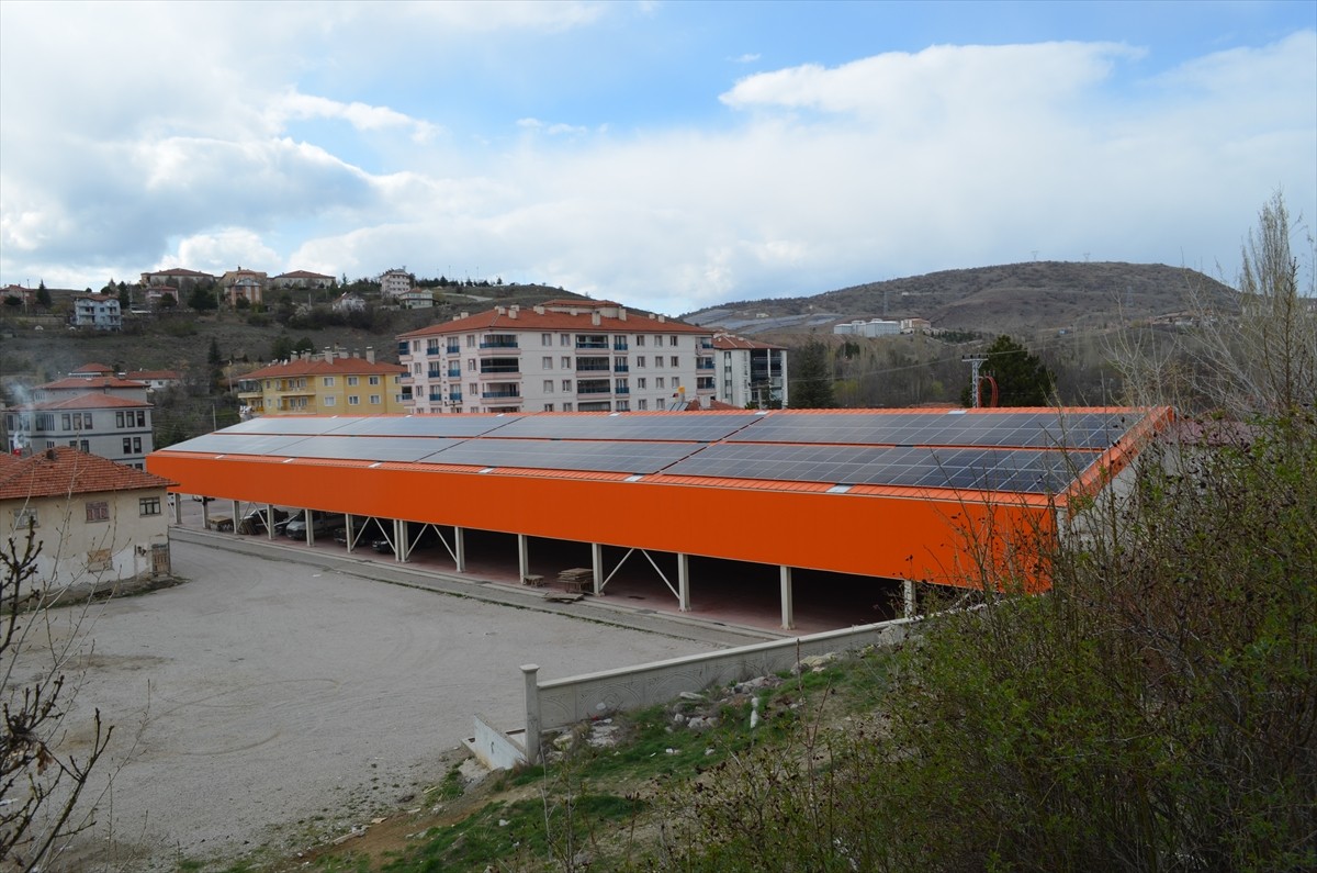 Çankırı'da Şabanözü Belediyesi, kapalı pazar yerinin üzerine kurduğu Güneş Enerjisi Santrali (GES)...