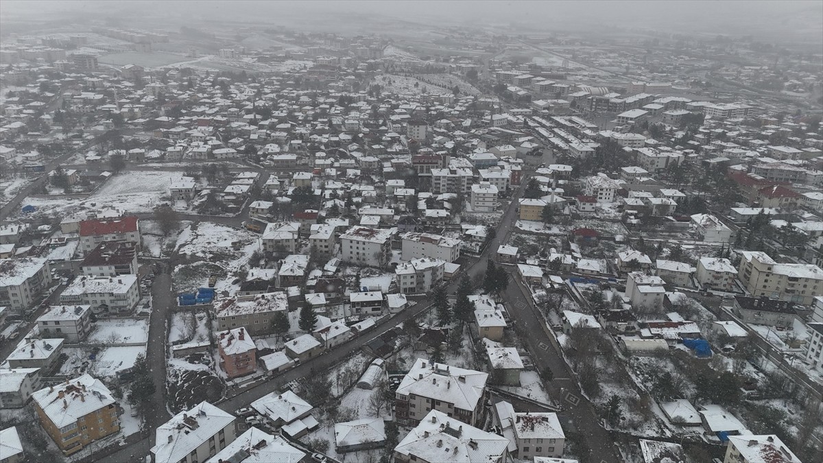 Çankırı'nın Çerkeş ilçesinde kar yağışı etkili oluyor.