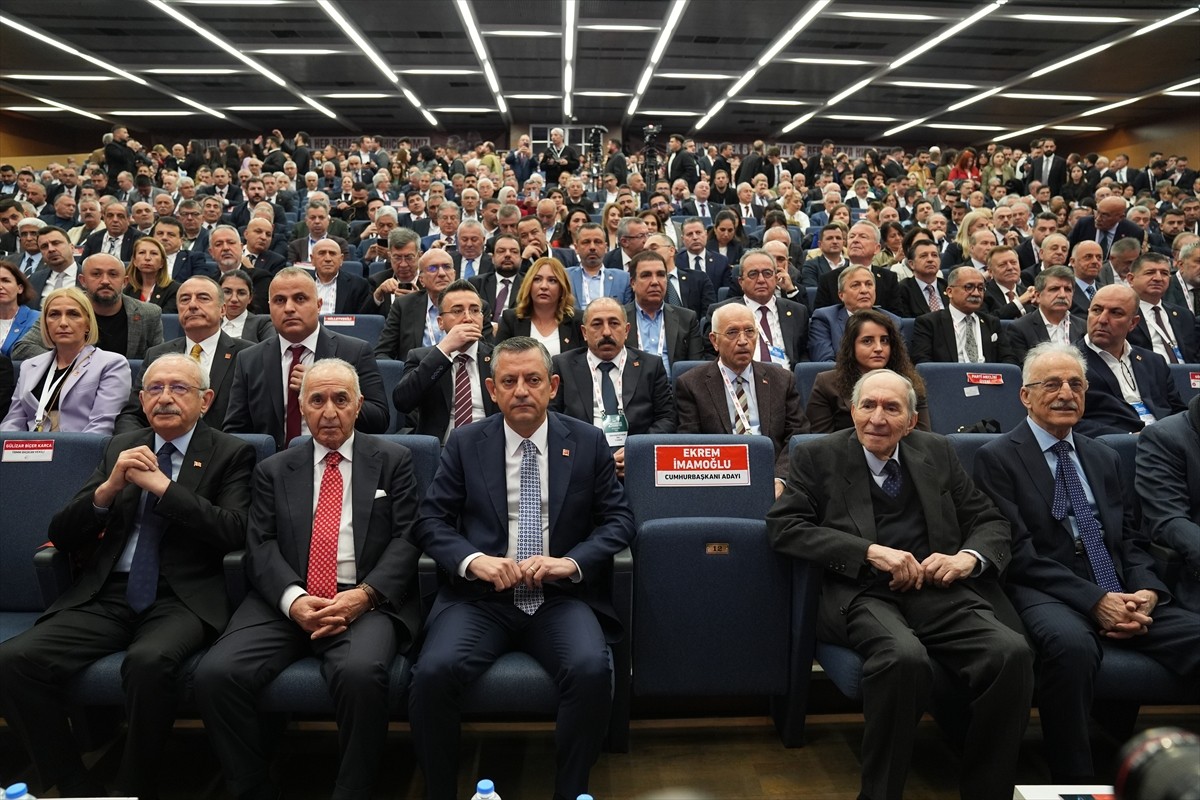 CHP'nin Olağanüstü Kurultayı, Genel Başkan Özgür Özel'in açılış konuşması ile çalışmalarına...