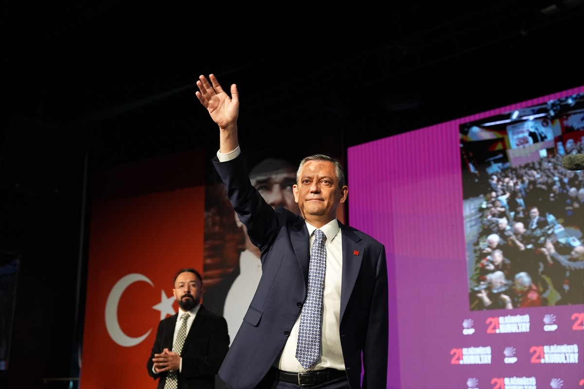 CHP'nin Olağanüstü Kurultayı, Genel Başkan Özgür Özel'in açılış konuşması ile çalışmalarına...