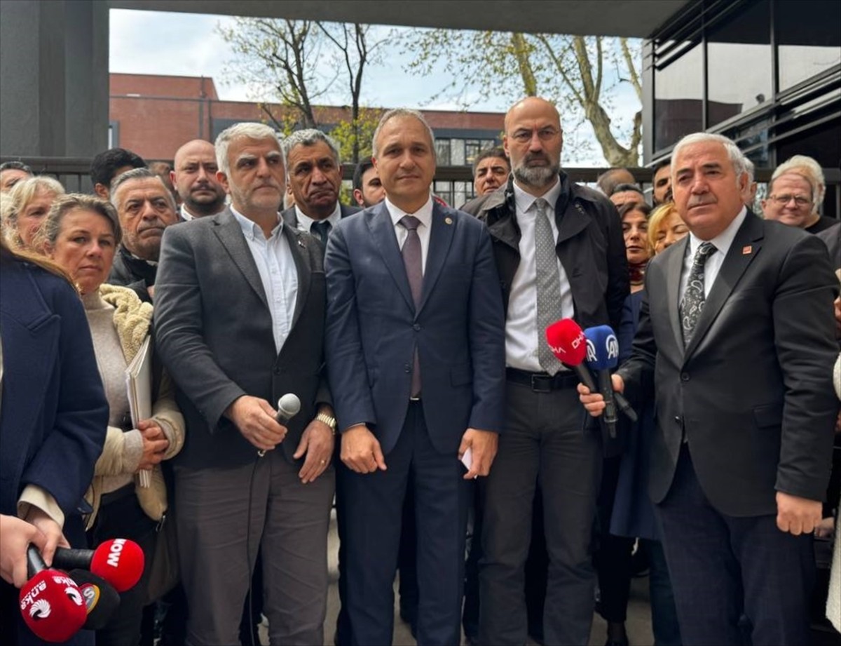 CHP Genel Başkan Yardımcısı Suat Özçağdaş (sağ 3), Kadıköy Anadolu Lisesi önünde düzenlenen basın...