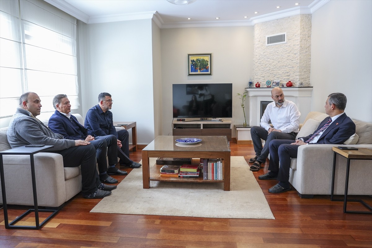 CHP Genel Başkanı Özgür Özel, annesi vefat eden CHP İstanbul Milletvekili Fethi Açıkel'e taziye...