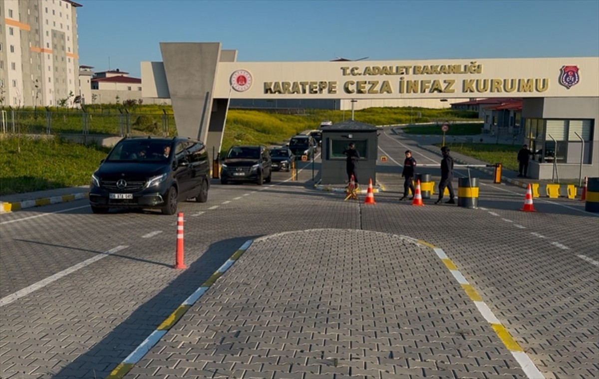 CHP Genel Başkanı Özgür Özel, İstanbul Büyükşehir Belediyesine (İBB) yönelik "yolsuzluk"...