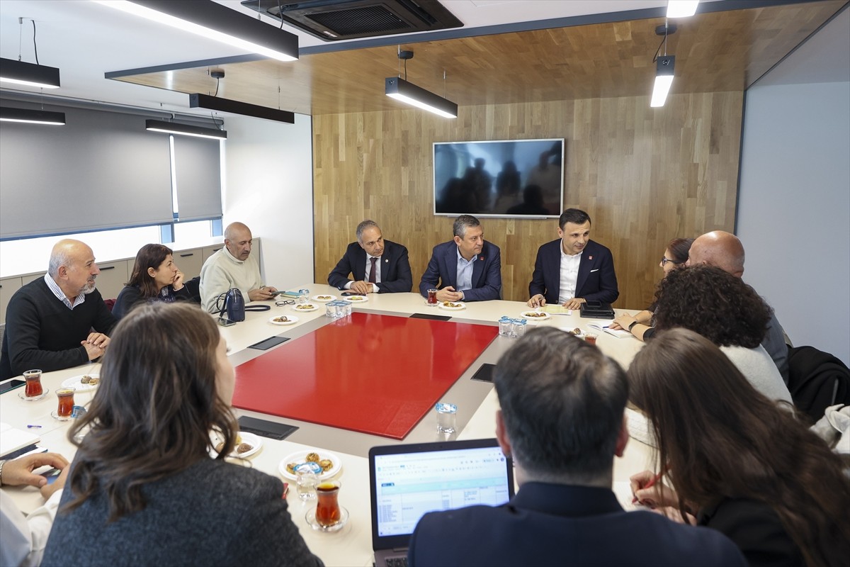 CHP Genel Başkanı Özgür Özel (ortada), İstanbul Büyükşehir Belediyesine (İBB) yönelik yolsuzluk ve...