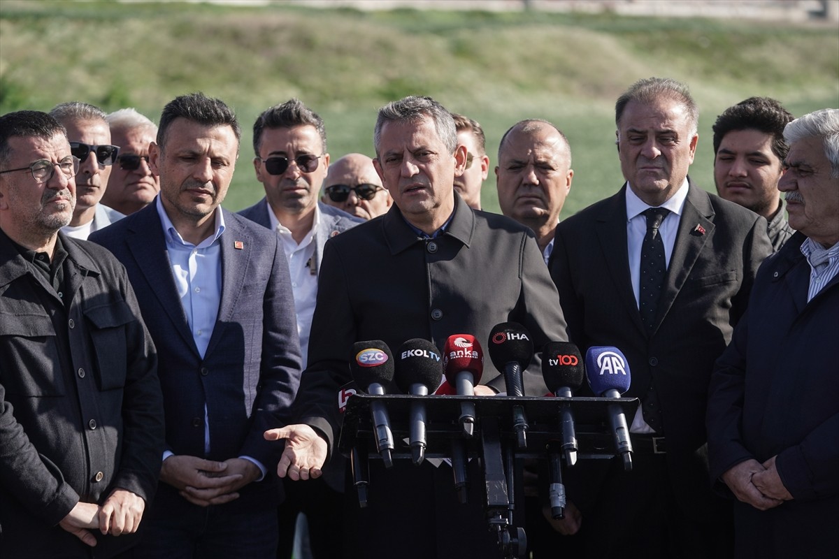 CHP Genel Başkanı Özgür Özel (ortada), yolsuzluk soruşturması kapsamında tutuklanmasının ardından...