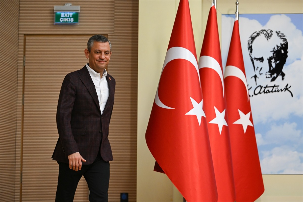CHP Genel Başkanı Özgür Özel, parti genel merkezinde düzenlediği basın toplantısında, pazar gününe...