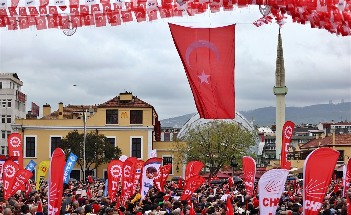 CHP Genel Başkanı Özgür Özel, partisince Cumhuriyet Meydanı'nda düzenlenen mitinge katıldı.