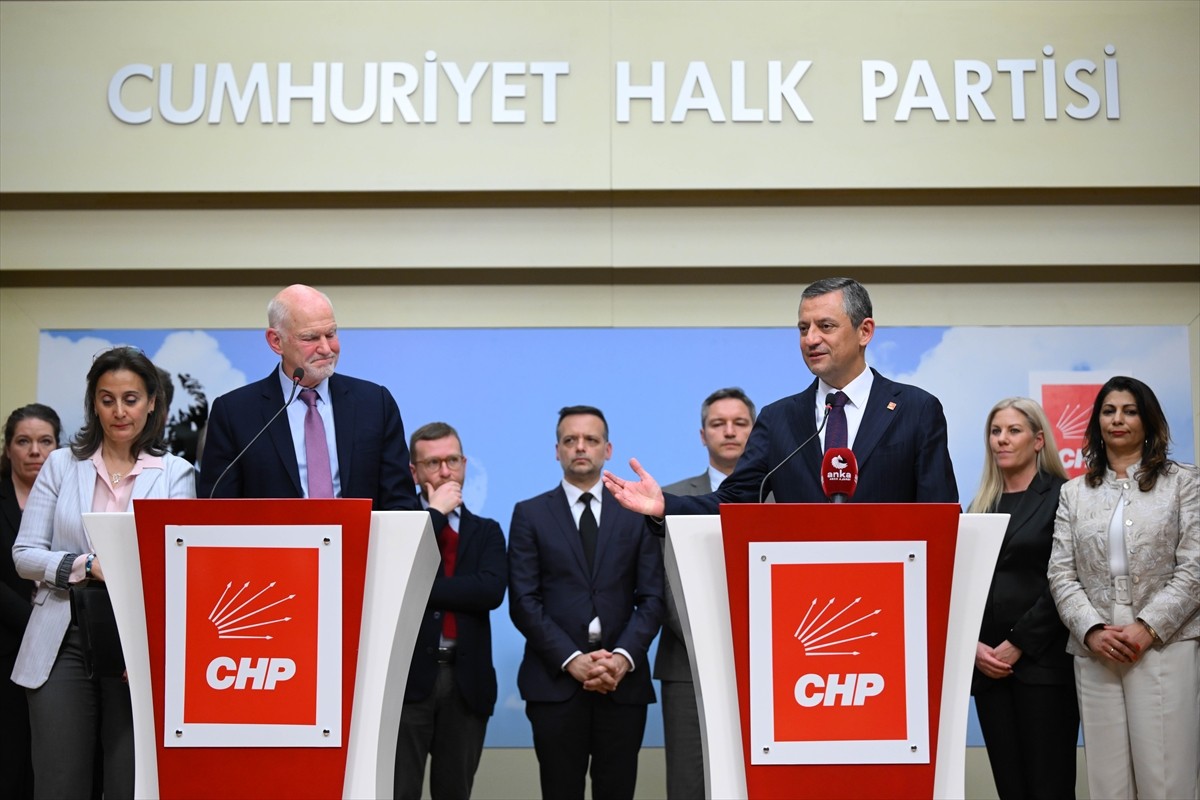 CHP Genel Başkanı Özgür Özel, partisinin genel merkezinde dayanışma ziyaretinde bulunan Avrupa...