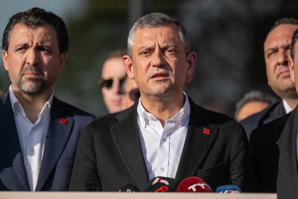 CHP Genel Başkanı Özgür Özel, TBMM Başkanvekili ve DEM Parti İstanbul Milletvekili Sırrı Süreyya...