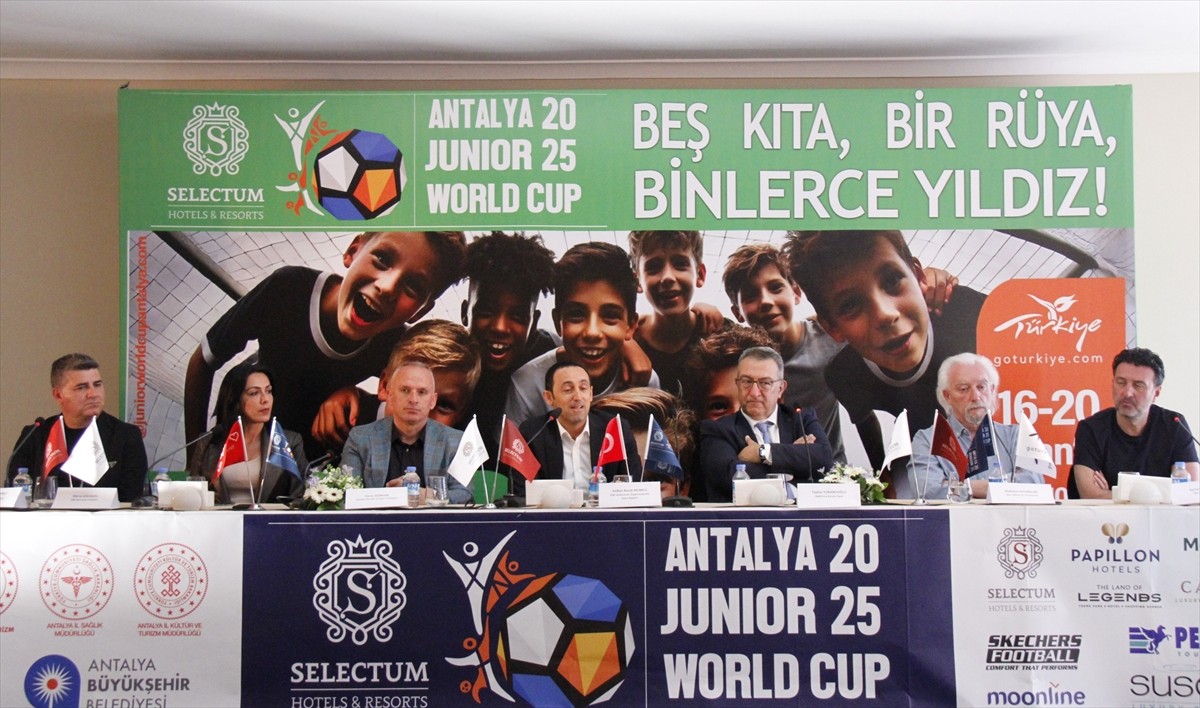 Çocuk futbolunun önemli organizasyonlarından Selectum Junior World Cup Antalya'nın (JWCA) ikincisi...