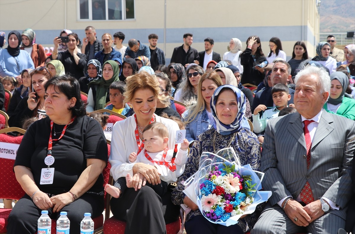 Çocuklar Gülsün Diye Derneği öncülüğünde Elazığ'ın Baskil ilçesinde yaptırılan anaokulu törenle...