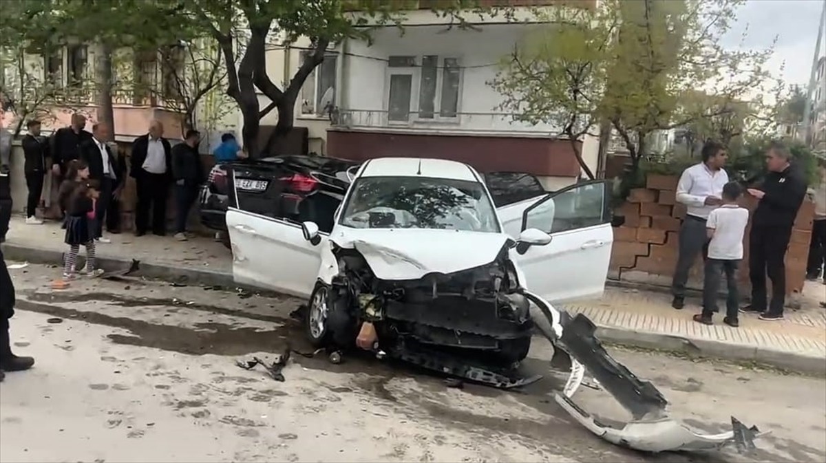 Çorum'da 2 otomobilin çarpıştığı kazada 7 kişi yaralandı.