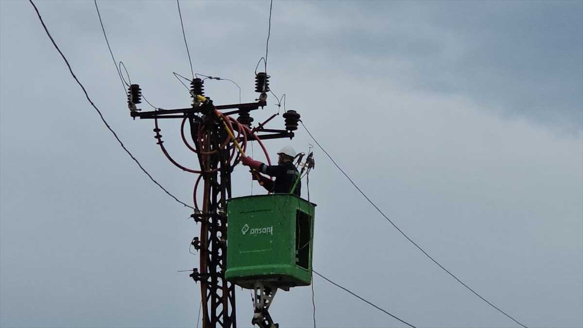 Çorum'da arıza nedeniyle patlama meydana gelen elektrik direğinden kopan kablolar yola düştü....