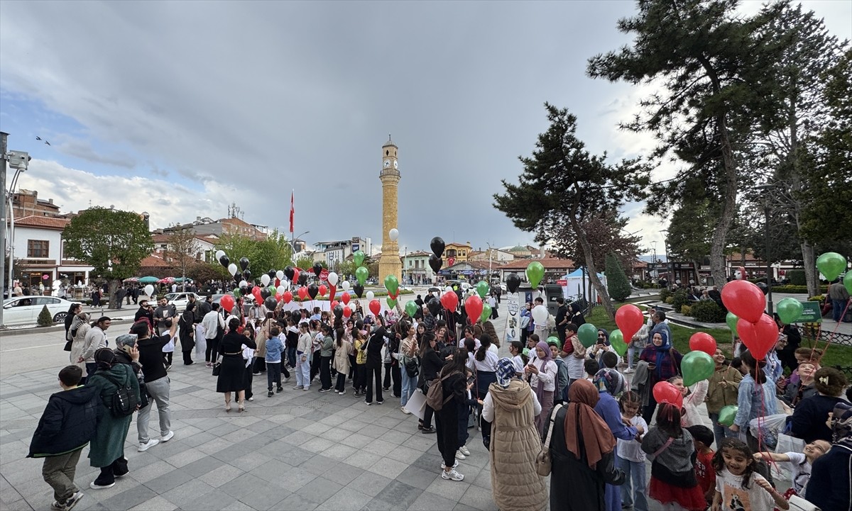 Çorum'da çocuklar, İsrail'in saldırıları altında bulunan Filistin'deki kardeşlerinin...