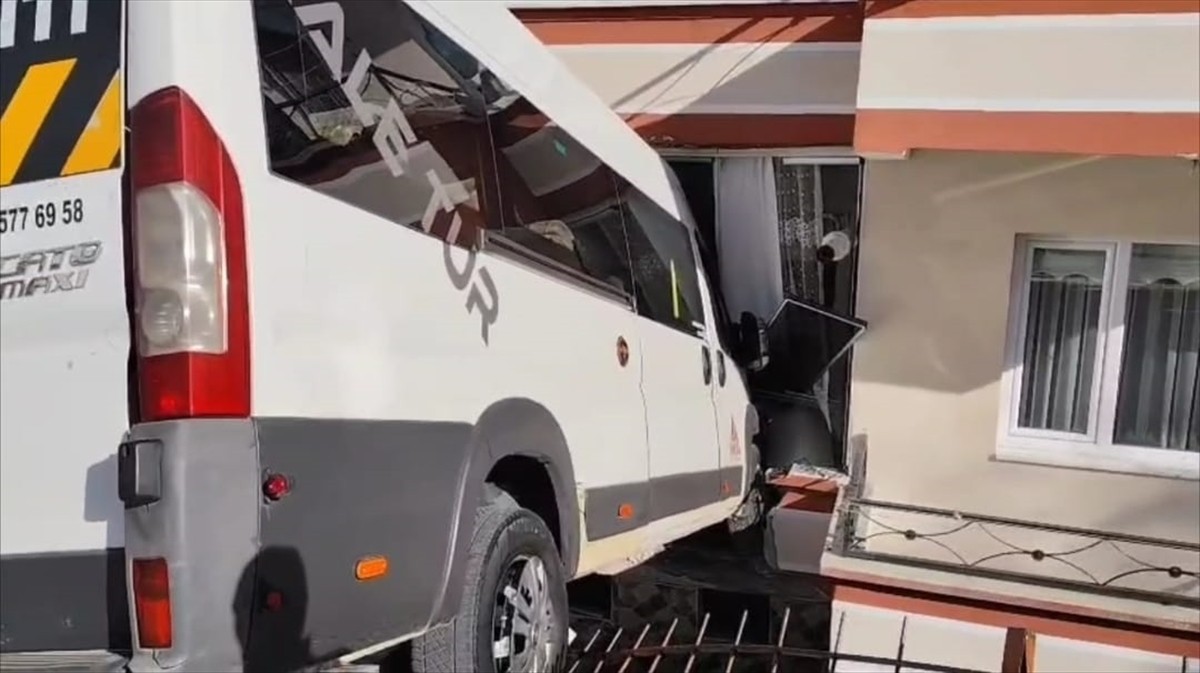 Çorum'da okul servisinin bir evin cam balkonuna girdiği kazada 2 öğrenci yaralandı.