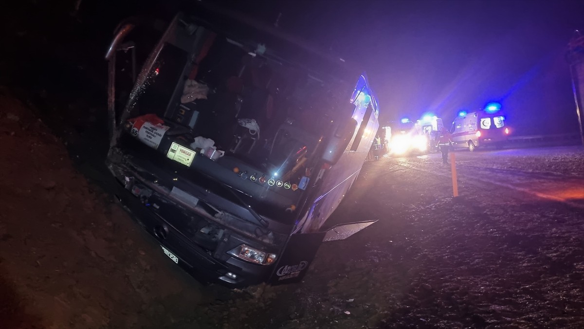 Çorum'un Alaca ilçesinde bir tur şirketine ait otobüsün yoldan çıkarak, yol kenarındaki toprak...