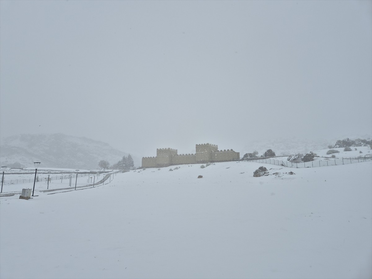 Çorum'un Boğazkale ilçesinde kar yağışı etkili oldu.