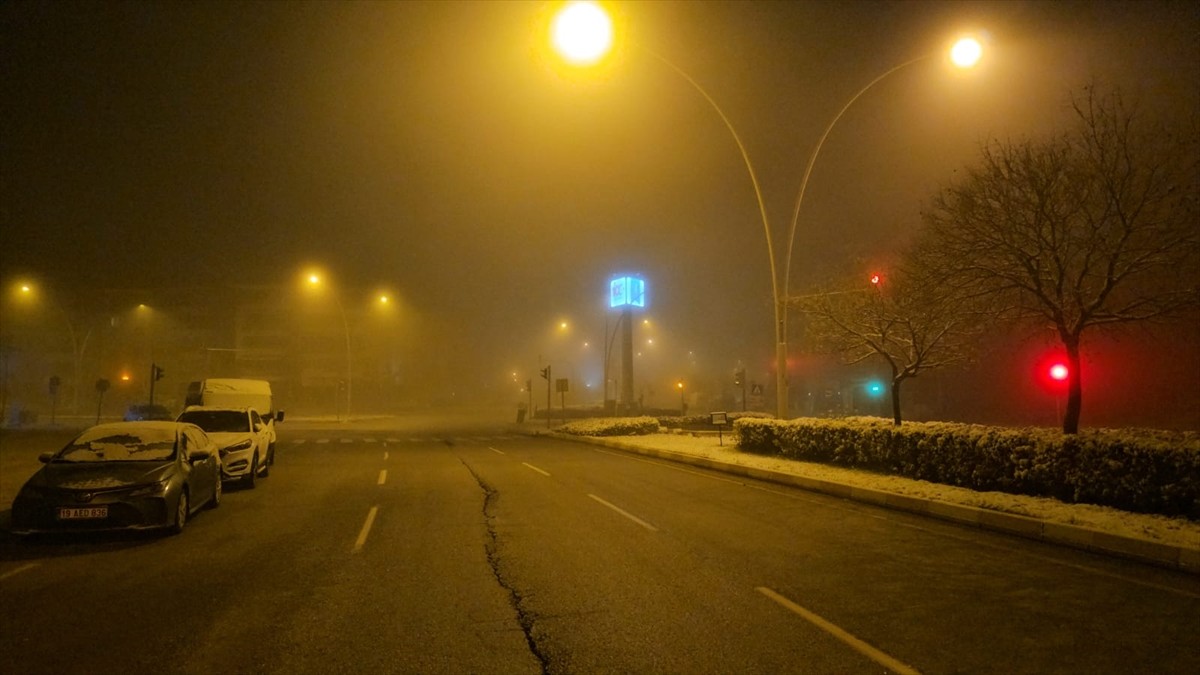 Çorum’da buzlanma ve sis etkili oldu.