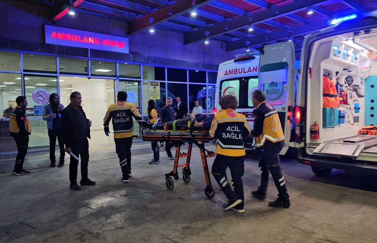 Çorum’da yol kenarına devrilen otomobildeki karı koca yaralandı.