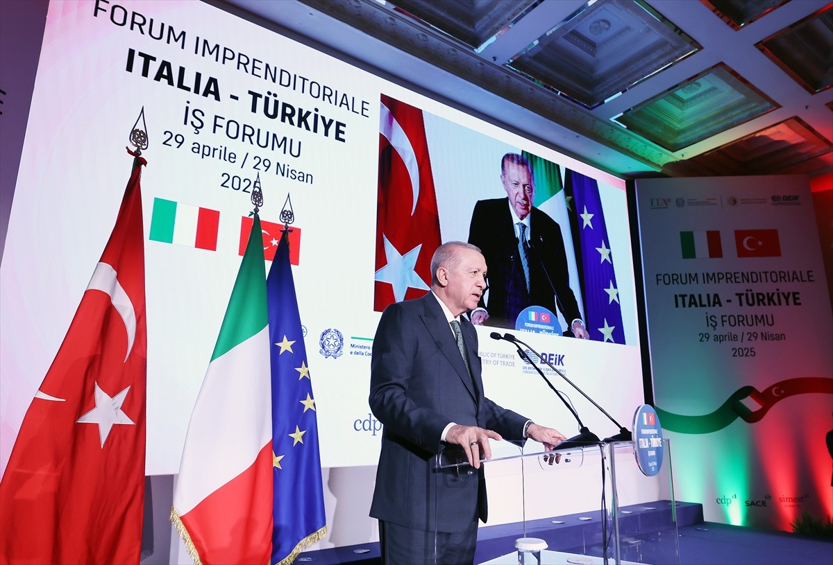 Cumhurbaşkanı Recep Tayyip Erdoğan, İtalya'nın başkenti Roma'da Türkiye-İtalya İş Forumu'na...