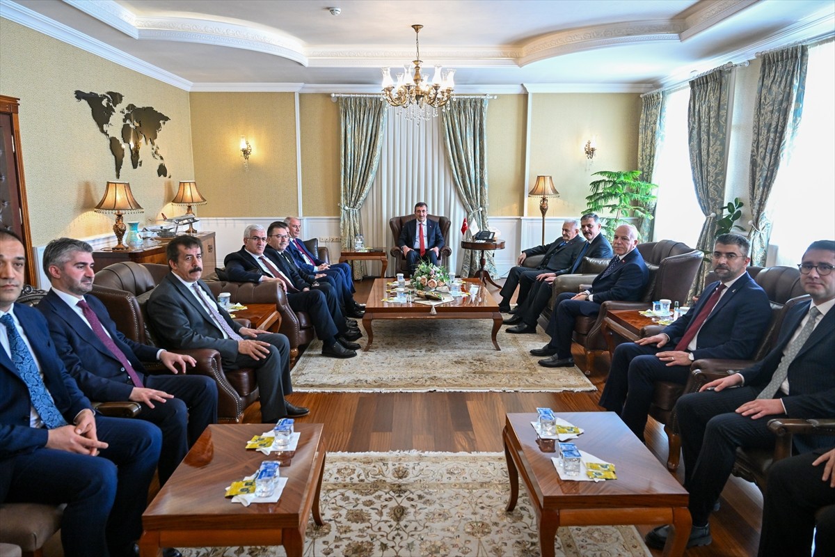 Cumhurbaşkanı Yardımcısı Cevdet Yılmaz, ildeki programları kapsamında Erzurum Valiliği'ni ziyaret...