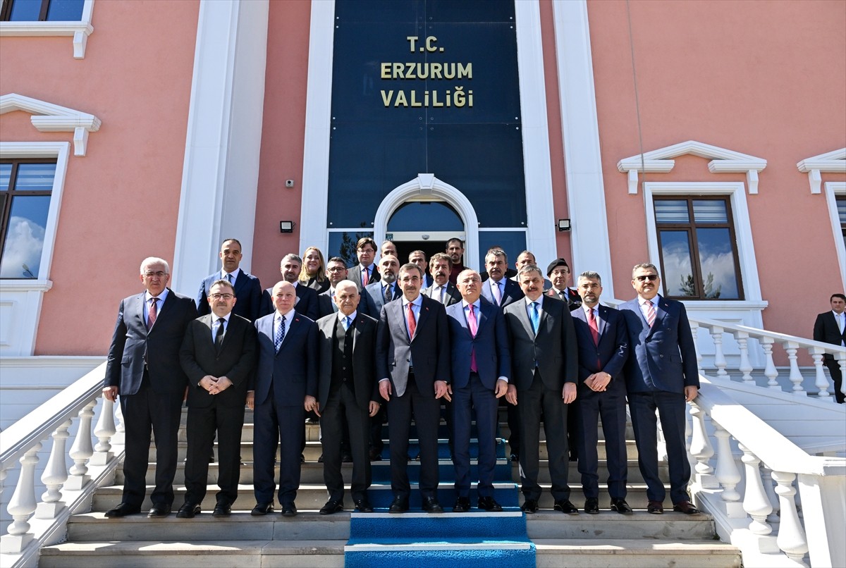 Cumhurbaşkanı Yardımcısı Cevdet Yılmaz, ildeki programları kapsamında Erzurum Valiliği'ni ziyaret...