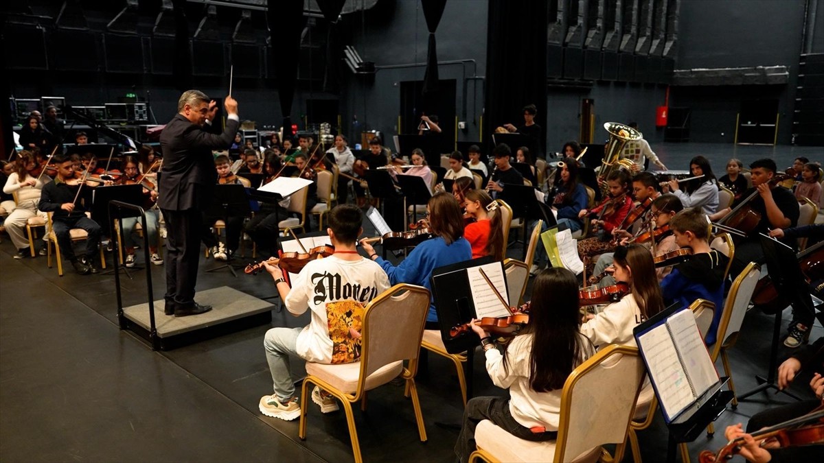 Cumhurbaşkanlığı Çocuk Orkestrası ve Korosu, 220 kişilik kadrosu ve renkli repertuvarıyla ilk...