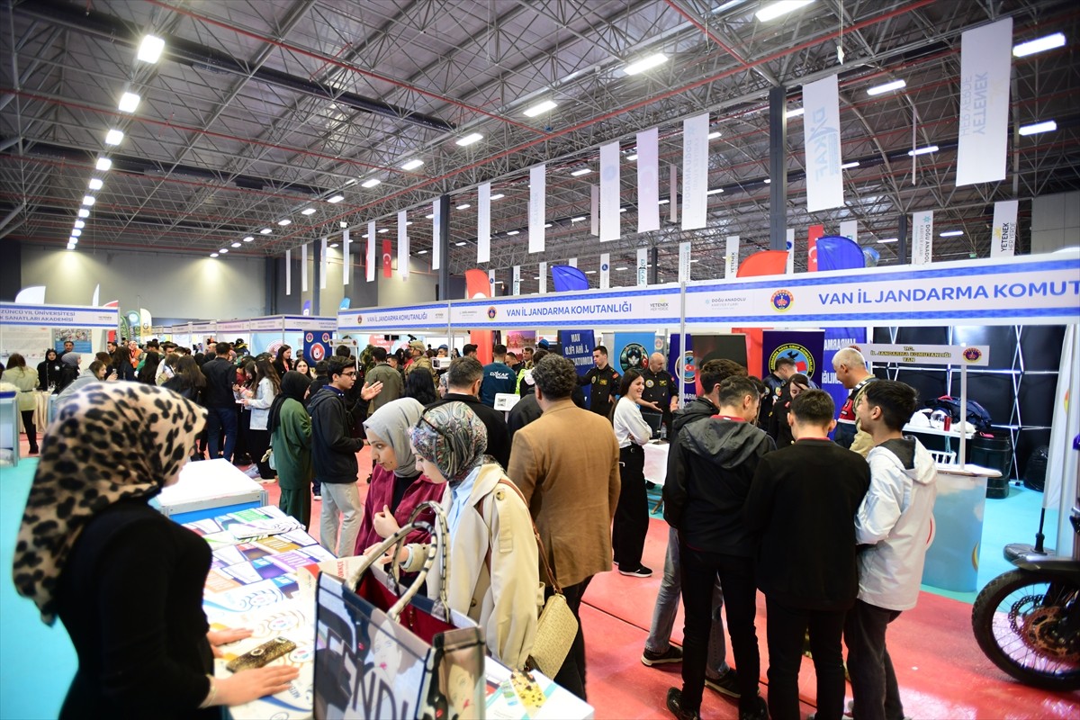 Cumhurbaşkanlığı himayelerinde Van Yüzüncü Yıl Üniversitesinin (Van YYÜ) ev sahipliğinde dün...