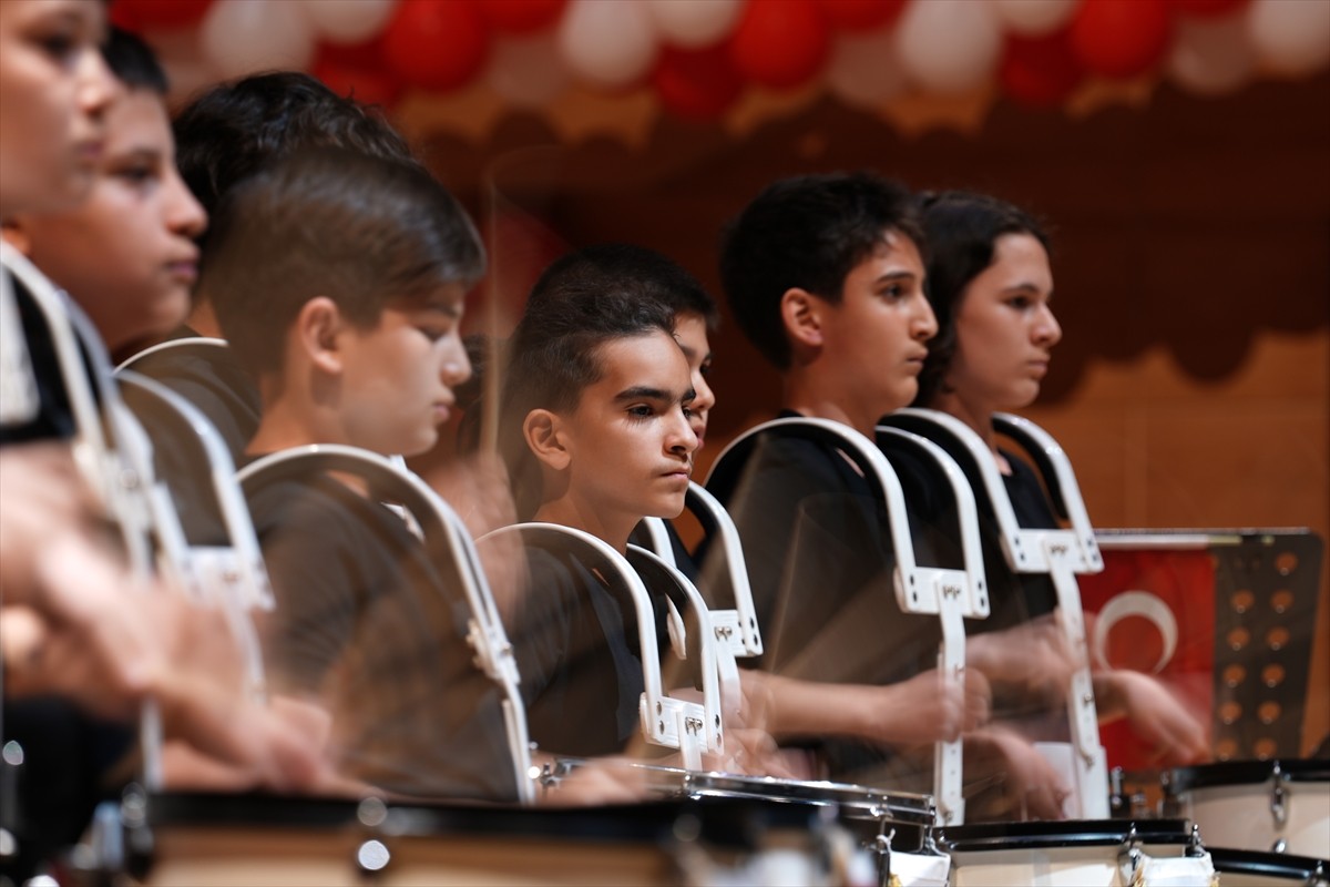 Cumhurbaşkanlığı Senfoni Orkestrası Vurmalı Çalgılar Şefi Dinçer Özer'in yönetimindeki "Dinçer...