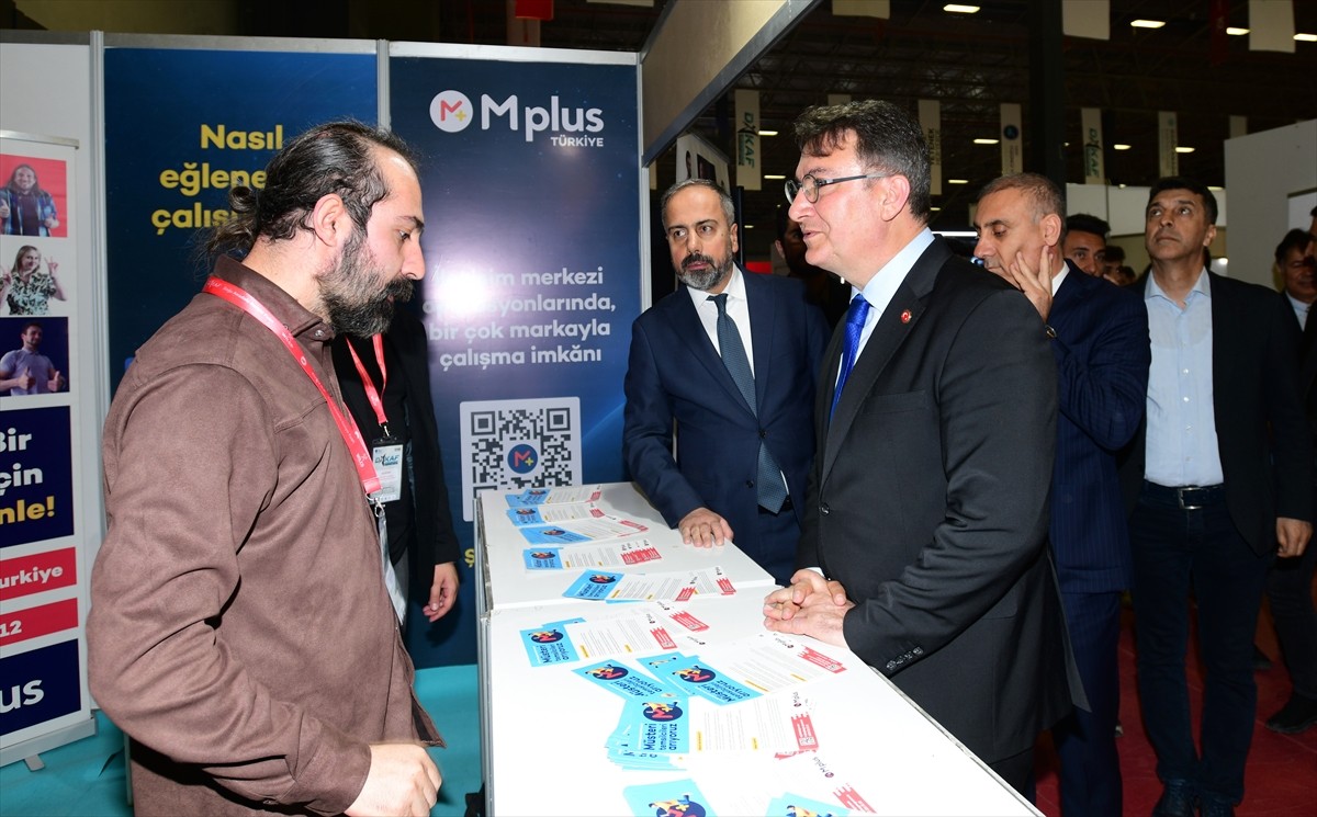  Cumhurbaşkanlığının himayesinde, Van Yüzüncü Yıl Üniversitesinin (Van YYÜ) ev sahipliğinde...