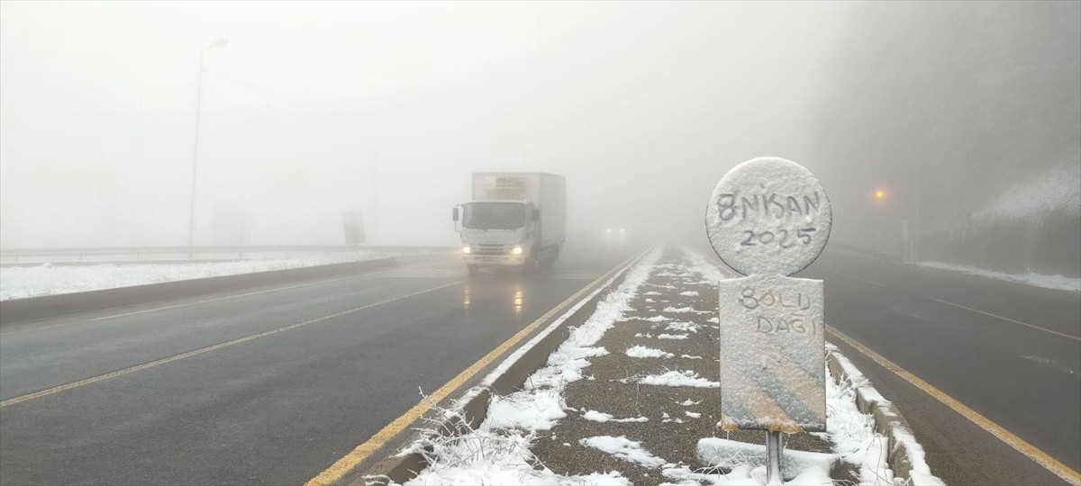 D-100 kara yolunun Bolu Dağı kesiminde etkisini gösteren hafif kar yağışı ve sis, görüş mesafesini...