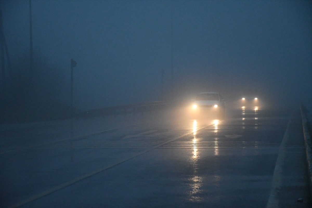 D-100 kara yolunun Bolu Dağı kesiminde sağanak ve sis ulaşımı olumsuz etkiledi.