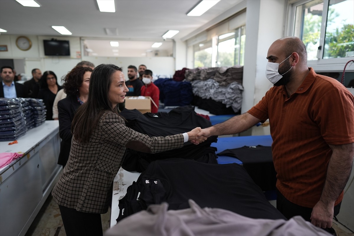 DEM Parti Eş Genel Başkanı Tülay Hatimoğulları (sol 3), 1 Mayıs Emek ve Dayanışma Günü kapsamında...