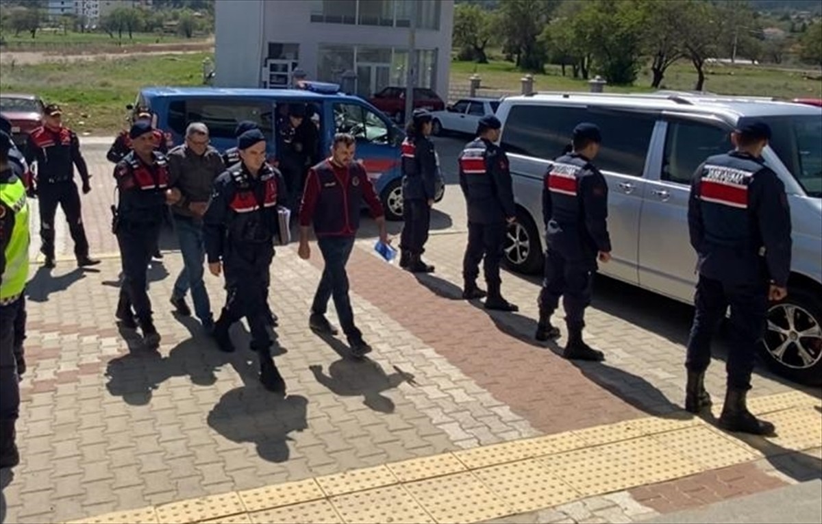 Denizli'nin Acıpayam ilçesinde tartıştığı kardeşi ile yengesini tüfekle öldürdükten sonra ormanda...