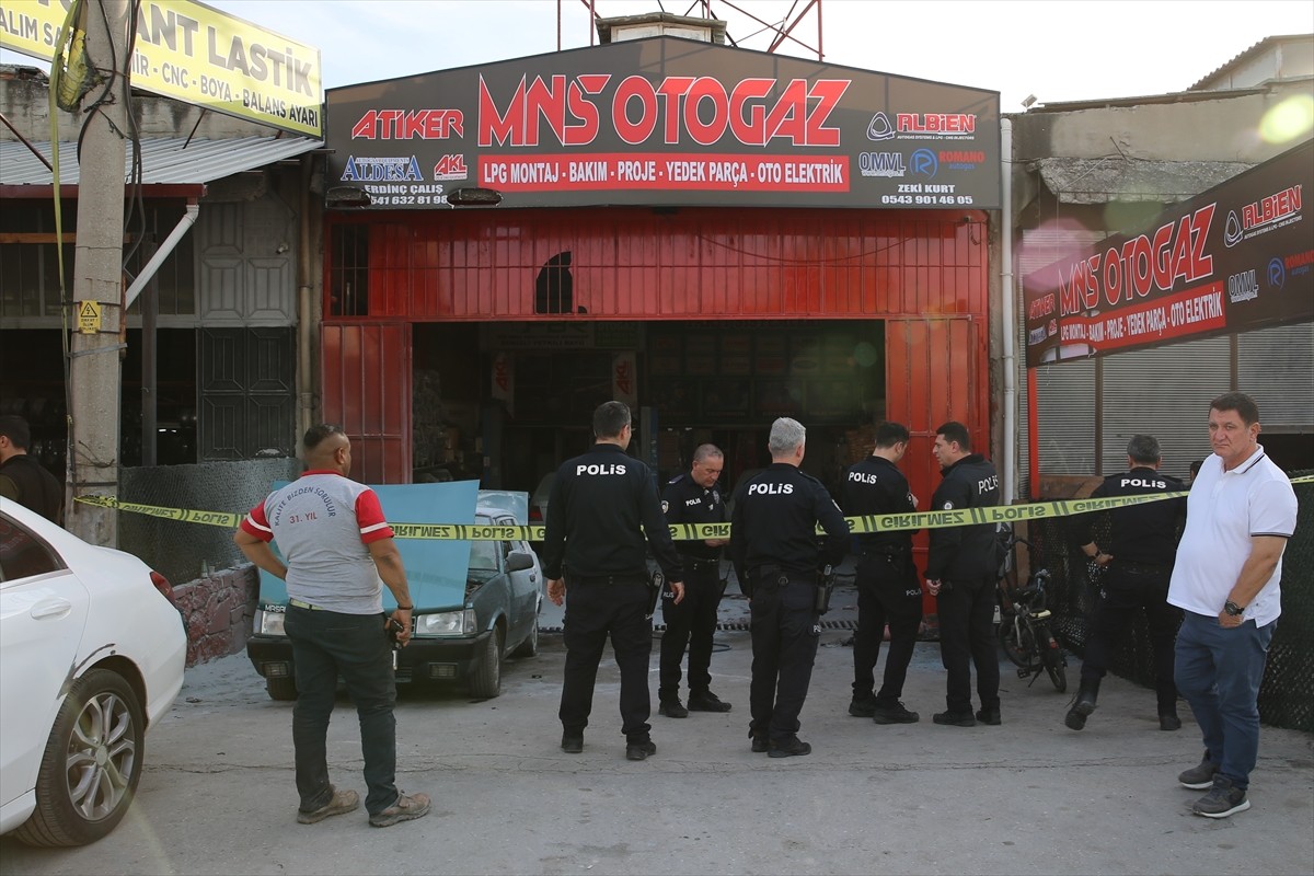 Denizli'nin Merkezefendi ilçesinde otomobilin LPG tankının bakımı sırasında oluşan parlamada 8...