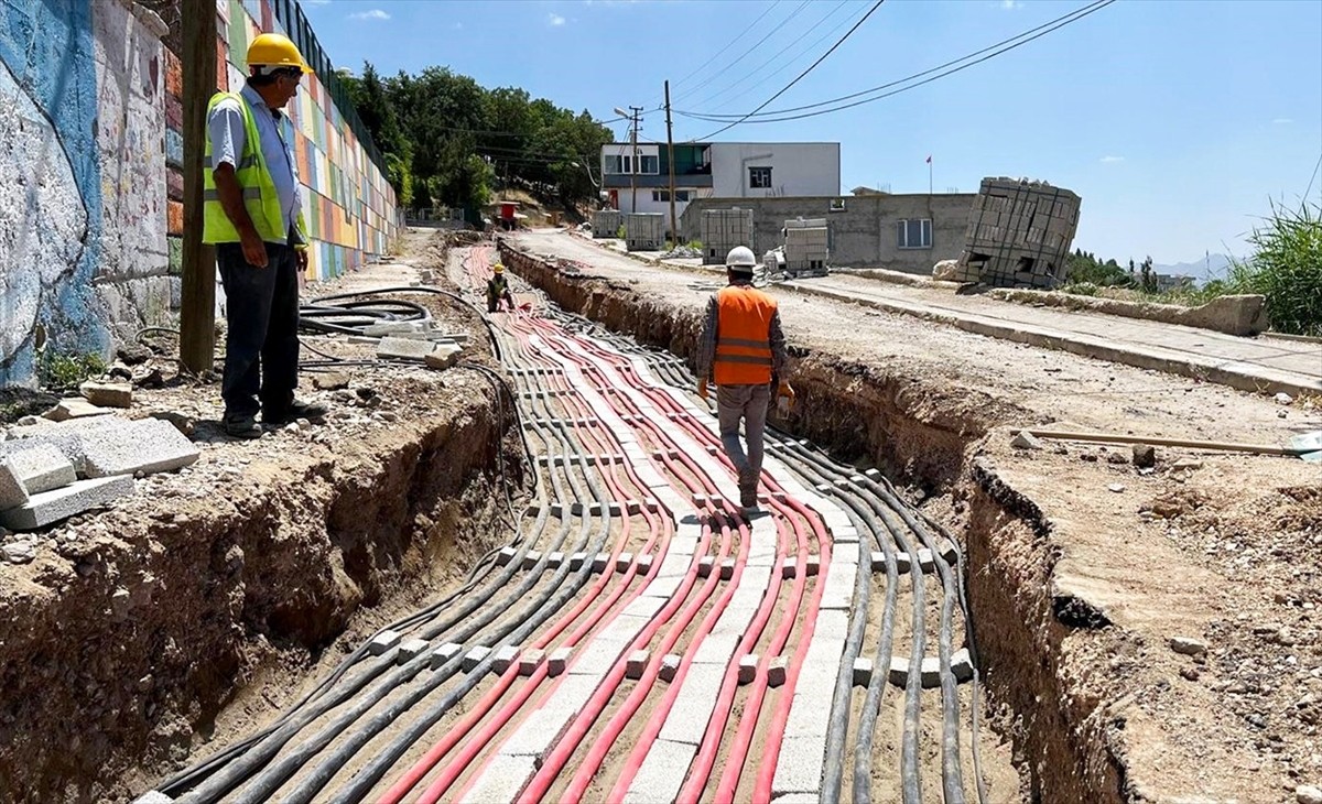 Dicle Elektrik tarafından Şırnak'ta bu yıl 1 milyar 80 milyon liralık yatırım yapılmasının...