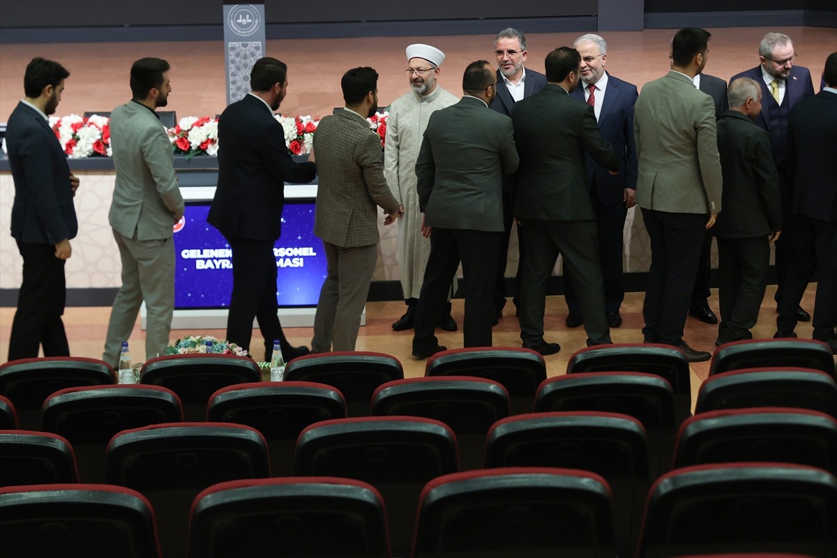 Diyanet İşleri Başkanı Ali Erbaş, Diyanet İşleri Başkanlığı merkez teşkilatında görev yapan...