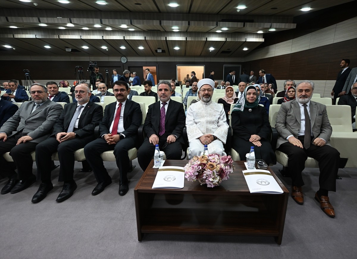 Diyanet İşleri Başkanı Ali Erbaş (sağ 3), Din İşleri Yüksek Kurulunun, kurul binasındaki konferans...
