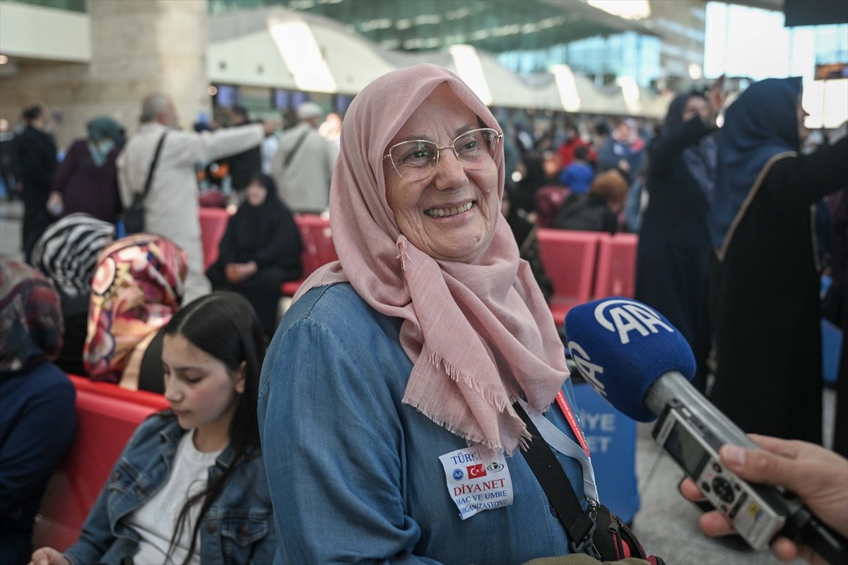 Diyanet İşleri Başkanlığının organizasyonuyla kutsal topraklara gidecek ilk hacı adayı kafilesi...